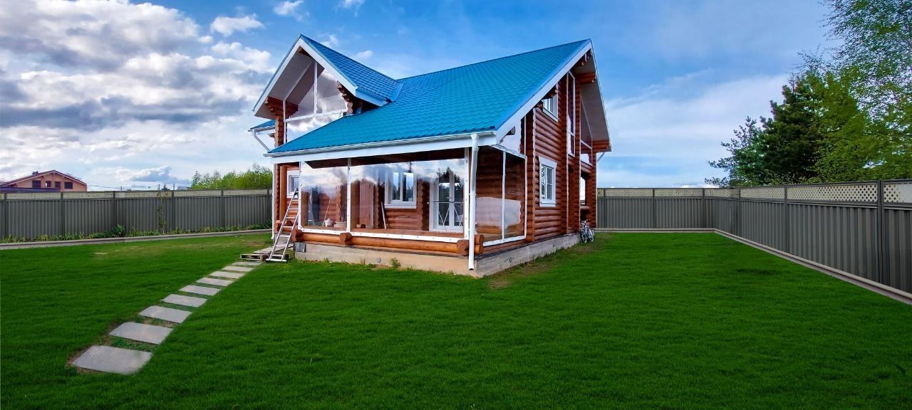 Мягкие окна на веранде загородного дома в Середейском